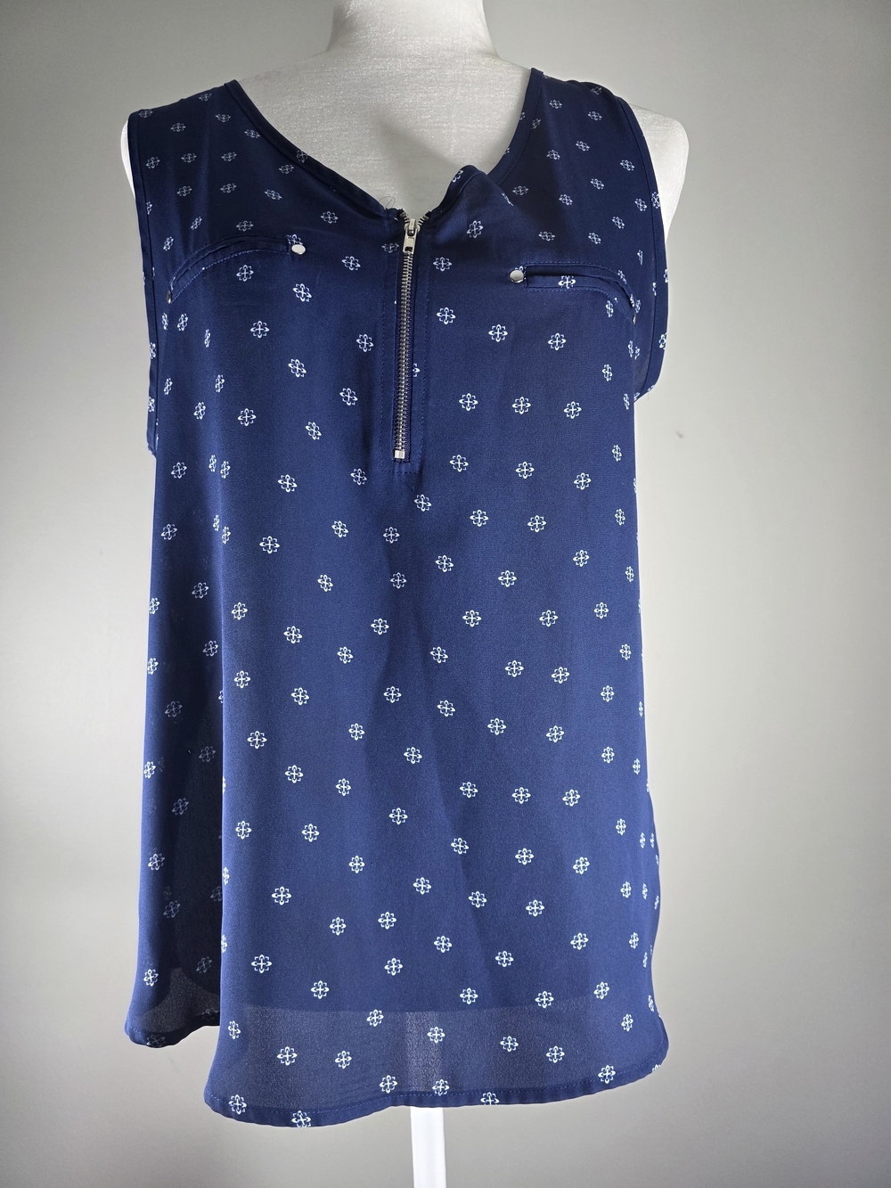 Mine Women’s Large Navy Blue Sleeveless Printed Zip Front Blouse Top